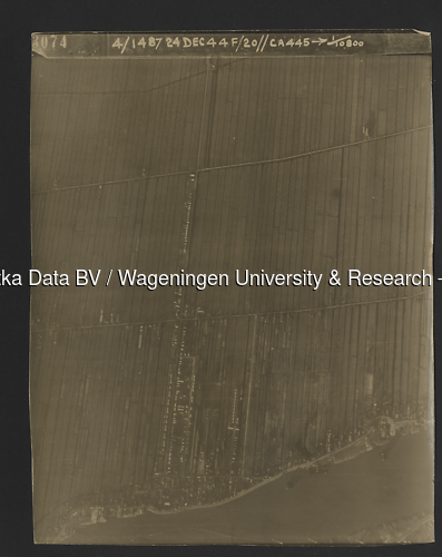 Luchtfoto Lekkerkerk (1944) uit de collectie Wageningen University WOII