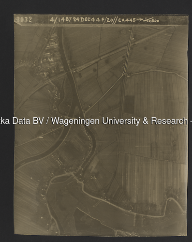 Luchtfoto Arkel (1944) uit de collectie Wageningen University WOII