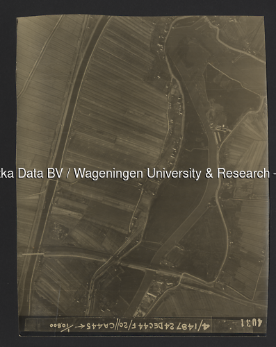Luchtfoto Arkel (1944) uit de collectie Wageningen University WOII