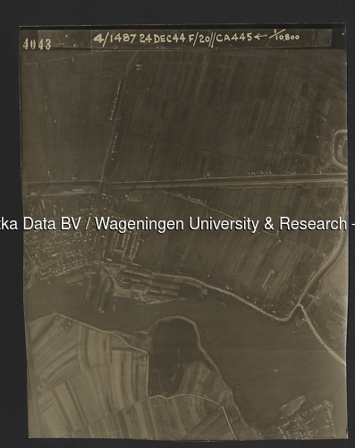 Luchtfoto Leerdam (1944) uit de collectie Wageningen University WOII