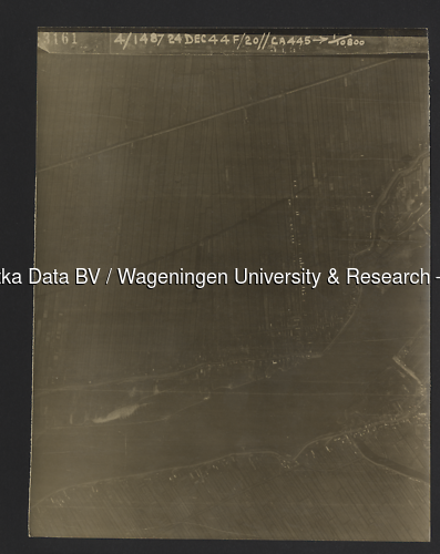 Luchtfoto Groot-Ammers (1944) uit de collectie Wageningen University WOII