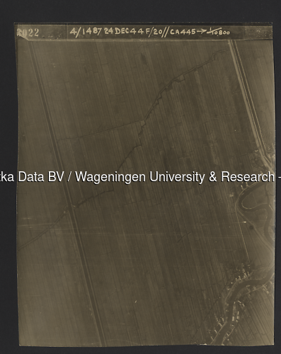 Luchtfoto Giessenburg (1944) uit de collectie Wageningen University WOII