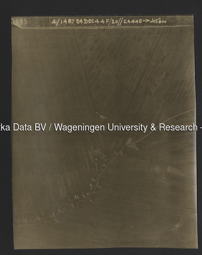 Luchtfoto Noordeloos (1944) uit de collectie Wageningen University WOII
