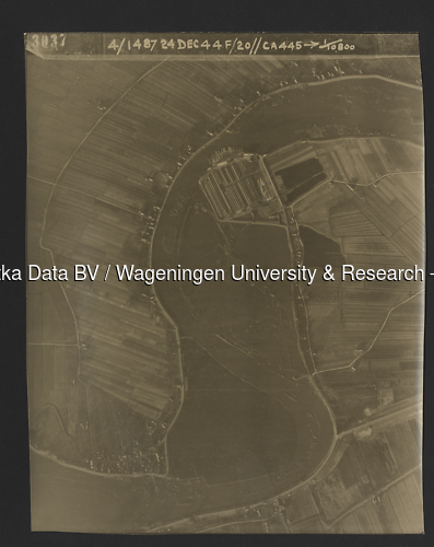 Luchtfoto Heukelum (1944) uit de collectie Wageningen University WOII