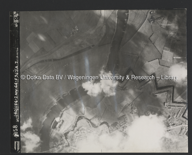 Luchtfoto Doesburg (1944) uit de collectie Wageningen University WOII