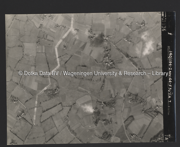 Luchtfoto Vierakker (1944) uit de collectie Wageningen University WOII