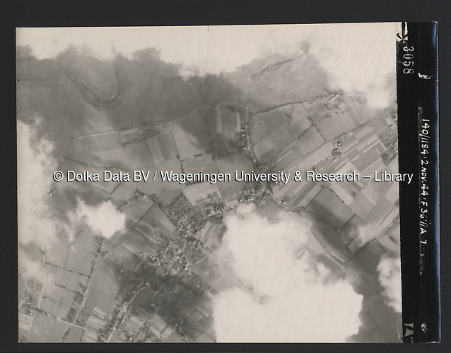 Luchtfoto Angerlo (1944) uit de collectie Wageningen University WOII