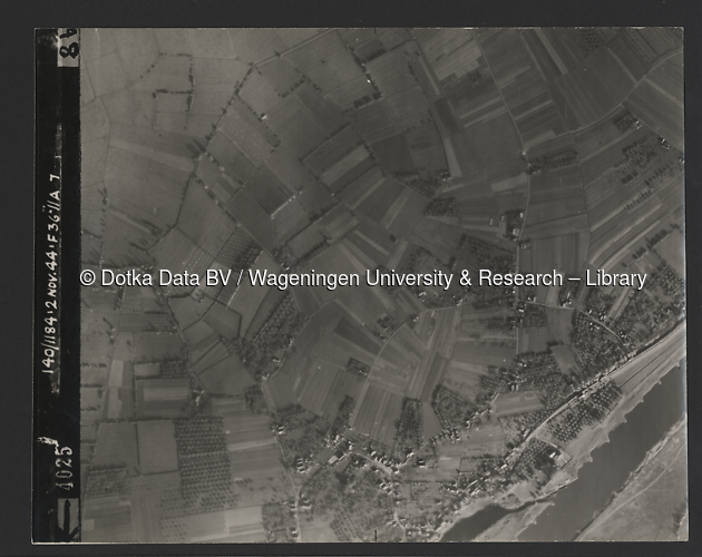 Luchtfoto Veessen (1944) uit de collectie Wageningen University WOII