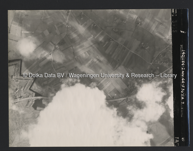 Luchtfoto Doesburg (1944) uit de collectie Wageningen University WOII
