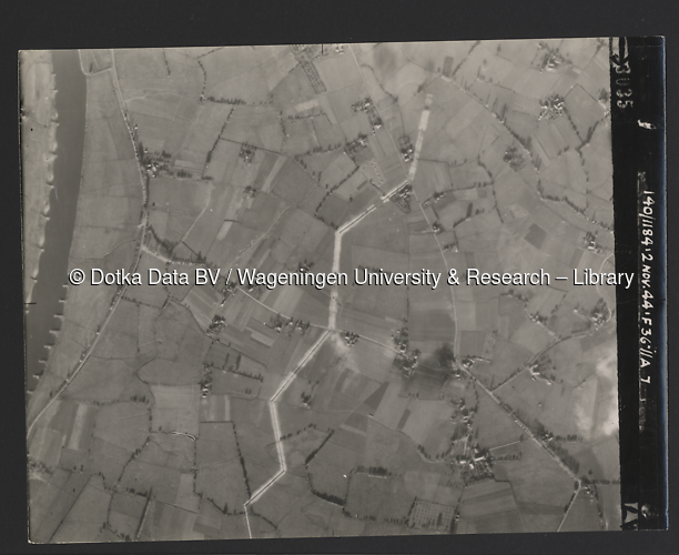 Luchtfoto Vierakker (1944) uit de collectie Wageningen University WOII