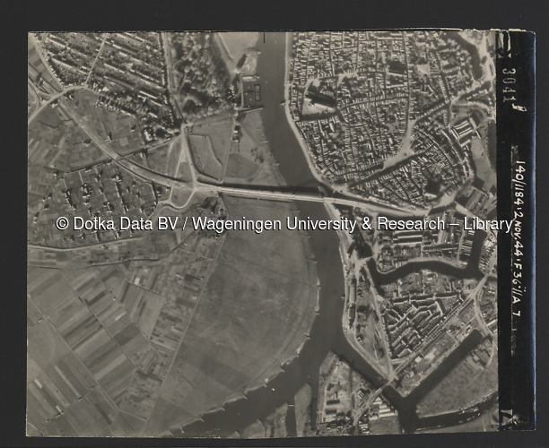 Luchtfoto Deventer (1944) uit de collectie Wageningen University WOII