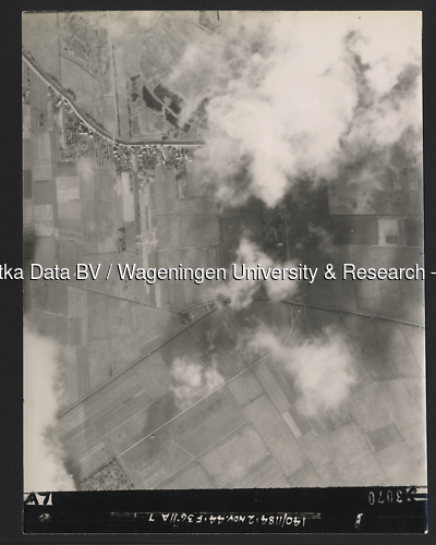 Luchtfoto Lathum (1944) uit de collectie Wageningen University WOII