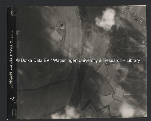 Luchtfoto Doesburg (1944) uit de collectie Wageningen University WOII