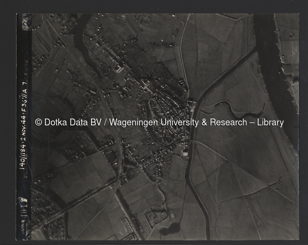 Luchtfoto Hattem (1944) uit de collectie Wageningen University WOII