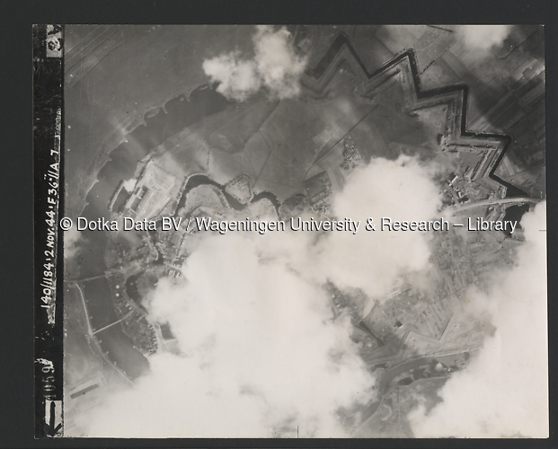 Luchtfoto Doesburg (1944) uit de collectie Wageningen University WOII