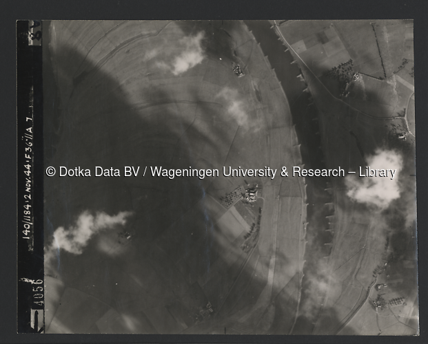 Luchtfoto Doesburg (1944) uit de collectie Wageningen University WOII