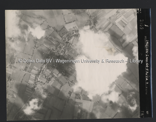 Luchtfoto Angerlo (1944) uit de collectie Wageningen University WOII