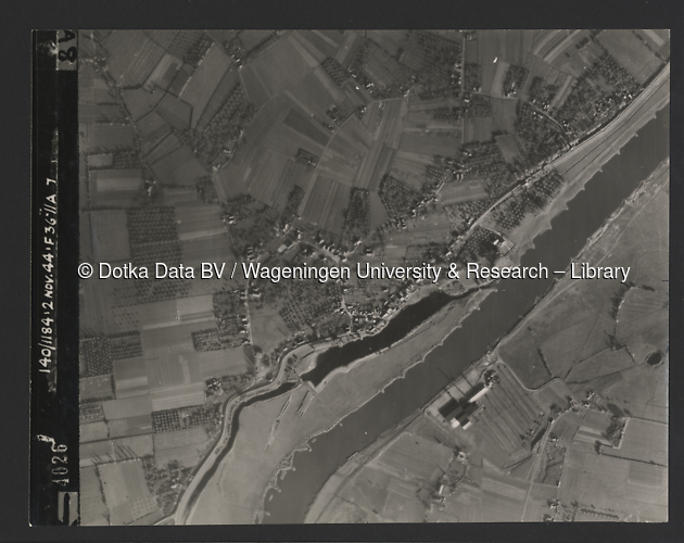 Luchtfoto Veessen (1944) uit de collectie Wageningen University WOII