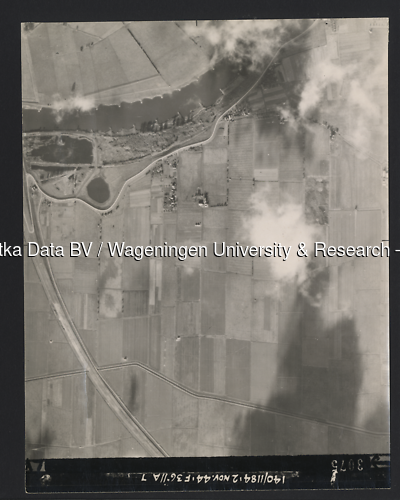 Luchtfoto Duiven (1944) uit de collectie Wageningen University WOII