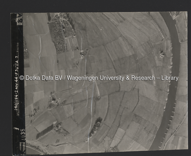 Luchtfoto Brummen (1944) uit de collectie Wageningen University WOII