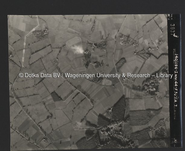 Luchtfoto Vierakker (1944) uit de collectie Wageningen University WOII