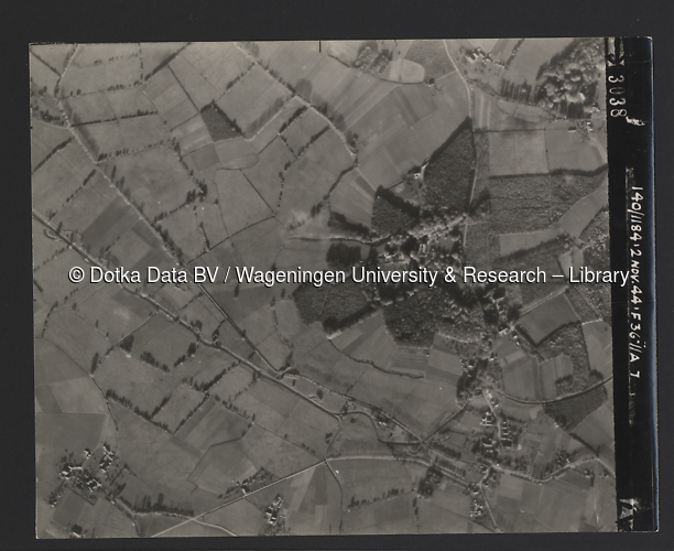 Luchtfoto Vierakker (1944) uit de collectie Wageningen University WOII