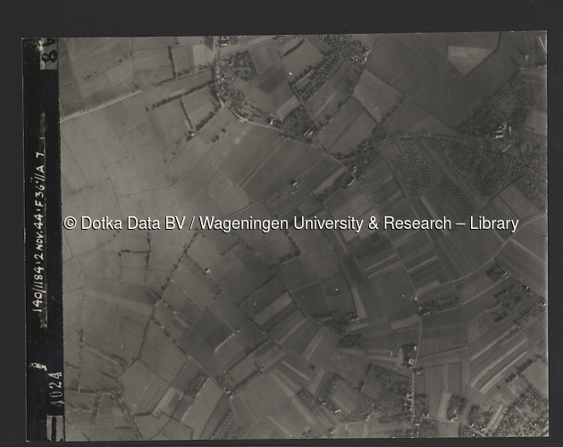 Luchtfoto Veessen (1944) uit de collectie Wageningen University WOII