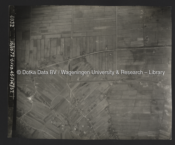 Luchtfoto Hattem (1945) uit de collectie Wageningen University WOII