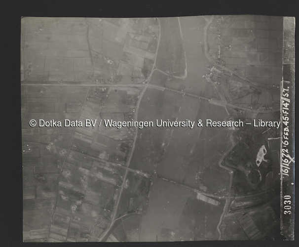 Luchtfoto Hattem (1945) uit de collectie Wageningen University WOII