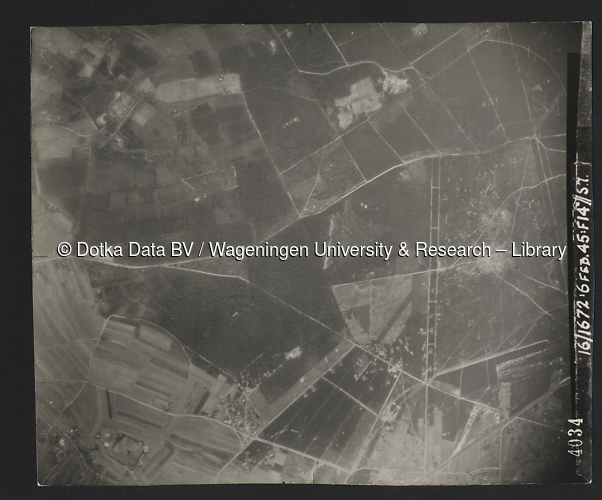 Luchtfoto Hattem (1945) uit de collectie Wageningen University WOII