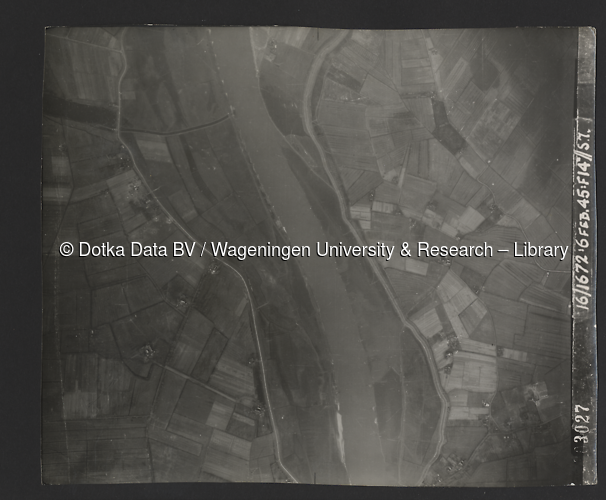 Luchtfoto Hattem (1945) uit de collectie Wageningen University WOII