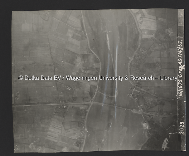 Luchtfoto Hattem (1945) uit de collectie Wageningen University WOII