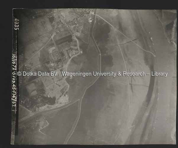 Luchtfoto Hattem (1945) uit de collectie Wageningen University WOII