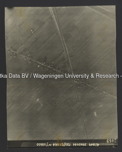 Luchtfoto Schalkwijk (1944) uit de collectie Wageningen University WOII