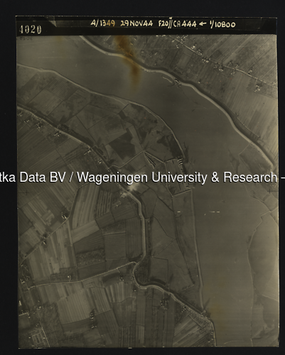 Luchtfoto Hagestein (1944) uit de collectie Wageningen University WOII