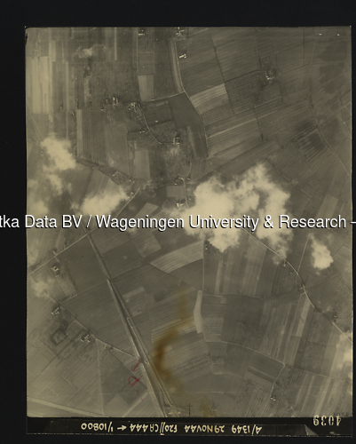 Luchtfoto Houten (1944) uit de collectie Wageningen University WOII