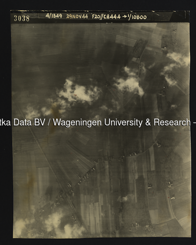 Luchtfoto Houten (1944) uit de collectie Wageningen University WOII
