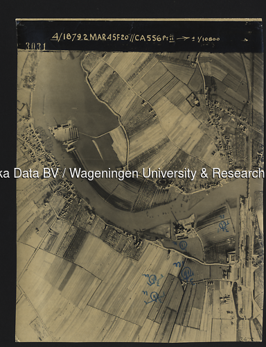Luchtfoto Tricht (1945) uit de collectie Wageningen University WOII