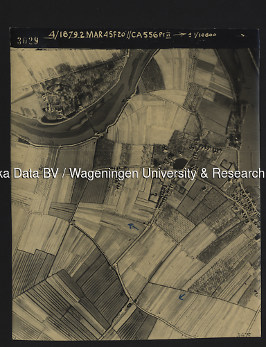 Luchtfoto Deil (1945) uit de collectie Wageningen University WOII
