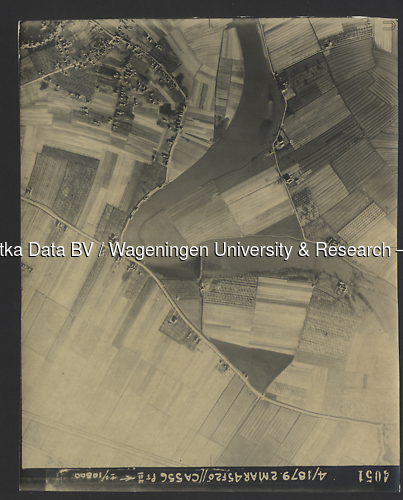 Luchtfoto Erichem (1945) uit de collectie Wageningen University WOII