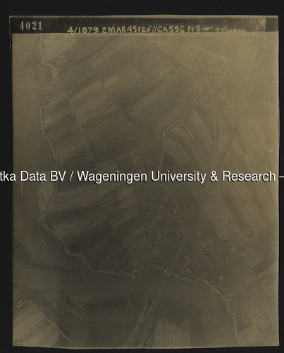 Luchtfoto Tricht (1945) uit de collectie Wageningen University WOII