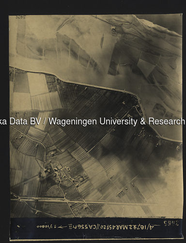 Luchtfoto Tiel (1945) uit de collectie Wageningen University WOII