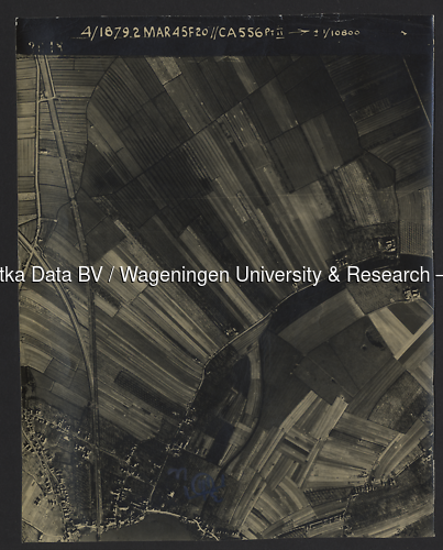 Luchtfoto Tricht (1945) uit de collectie Wageningen University WOII