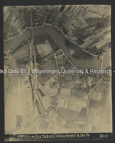 Luchtfoto Geldermalsen (1945) uit de collectie Wageningen University WOII