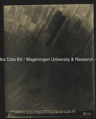 Luchtfoto Geldermalsen (1945) uit de collectie Wageningen University WOII