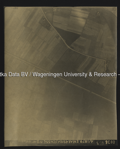 Luchtfoto Geldermalsen (1945) uit de collectie Wageningen University WOII