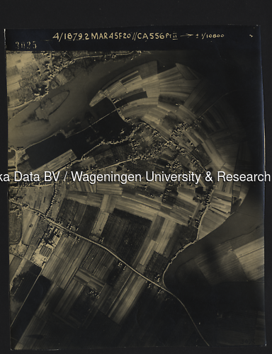 Luchtfoto Geldermalsen (1945) uit de collectie Wageningen University WOII