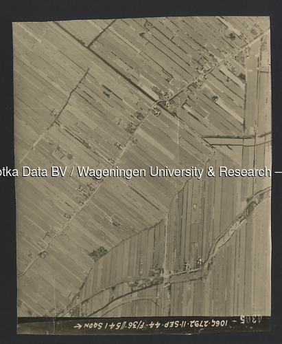 Luchtfoto Ouderkerk aan den IJssel (1944) uit de collectie Wageningen University WOII