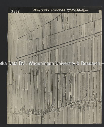 Luchtfoto Bergambacht (1944) uit de collectie Wageningen University WOII