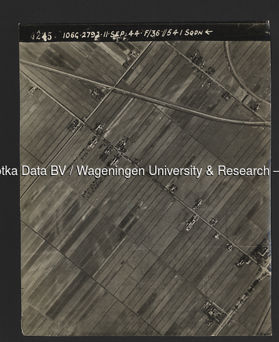 Luchtfoto Moordrecht (1944) uit de collectie Wageningen University WOII
